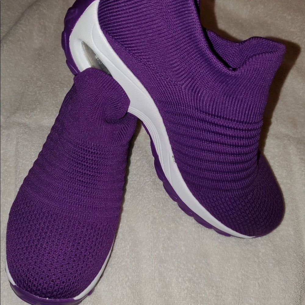 Pull on athletic shoes